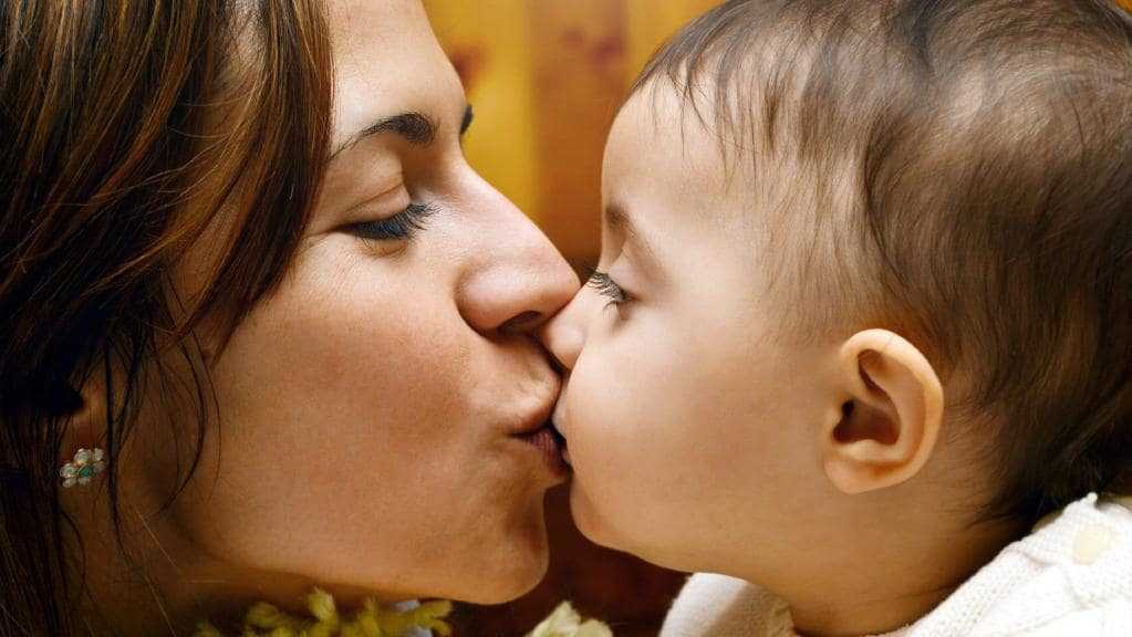 آیا بوسیدن لب کودک خطرناک است و ضرر دارد؟