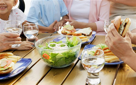 نوشیدن آب بین وعده های غذایی آیا مضر است و چه عوارضی دارد؟ نوشیدن آب بین وعده های غذایی آیا مضر است و چه عوارضی دارد؟